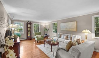 105 LYNN Cir, East Greenwich, RI 02818