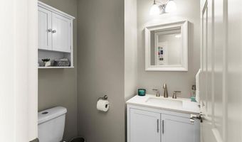 8 Mckay Ct, Warwick, RI 02889