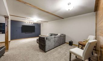 149 Country Club Ct, Anamosa, IA 52205