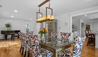 24 GREENWOOD Ln, Lincoln, RI 02865