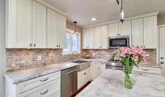 1093 Del Ebro Dr, Ballwin, MO 63011