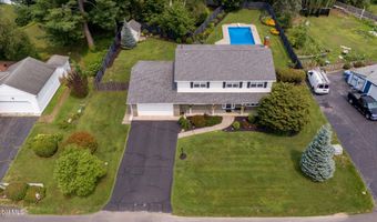 4 Fairway Ct, Albany, NY 12208