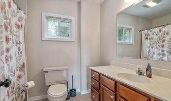 3 Oaks Ct, Albany, NY 12203