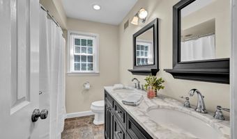 9 Arapaho Rd, Brookfield, CT 06804