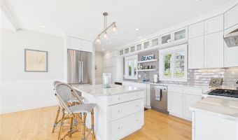 4 Clarkes Village Ln, Jamestown, RI 02835