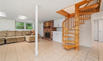 325 Shady Hill Dr, East Greenwich, RI 02818