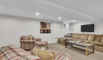 14 Bunker Hill Dr, Middletown, NJ 07748