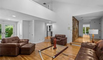 24 GREENWOOD Ln, Lincoln, RI 02865