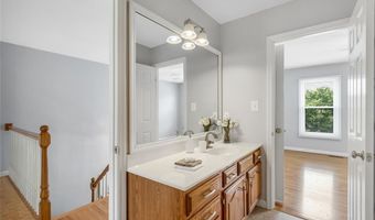 821 Heatherhaven Dr, Ballwin, MO 63011