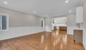 55 Maiden Ln, Bergenfield, NJ 07621