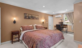 1958 Cranston St, Cranston, RI 02920