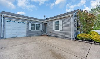 82 Spinnaker Ct, Bayville, NJ 08721