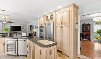 18 Woodland Hills Ct, Alton, IL 62002