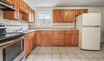 71 Sunshine Cir, Bridgeport, CT 06606