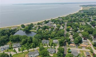 2 Bluemead Farm Ln, Barrington, RI 02806
