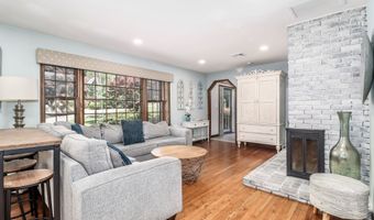 6 Brookdale Ln, Brookfield, CT 06804