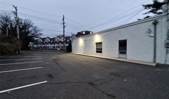 121 W Oak St, Amityville, NY 11701