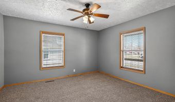 134 W College St, Aurora, MO 65605