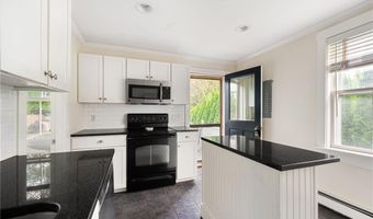 7 Marsh St, Newport, RI 02840
