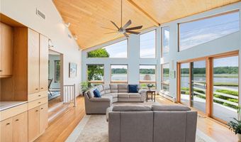 96 Starr Dr, Narragansett, RI 02882