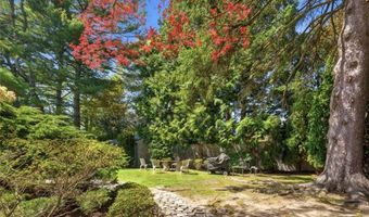 6 Howe Ave 8, Newport, RI 02840