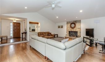7 White Birch Rd, Cranston, RI 02920
