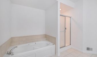 2925 N Knightsbridge Cir, Ann Arbor, MI 48105