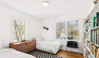 54 Gardiner Dr, Amagansett, NY 11930