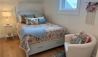 21 Bedlow Ave, Newport, RI 02840