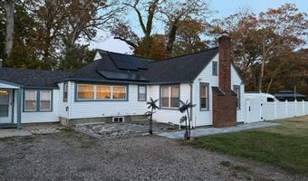 21 Locust Ave, Amityville, NY 11701