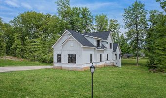 810 Club Dr W, Aurora, OH 44202