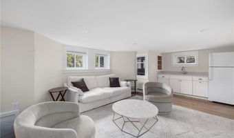 26 Narragansett Ave, Newport, RI 02840