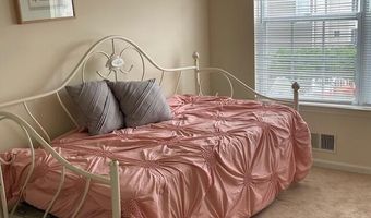 32 Toppinglift Dr, Bayville, NJ 08721