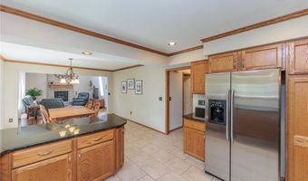 18561 Hunters Pointe Dr, Strongsville, OH 44136