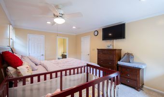 51 Aspen Cir, Albany, NY 12208