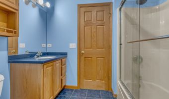 2 Echowood Dr, Algonquin, IL 60102