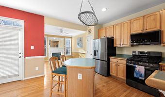 8245 LAMBERTS Ln, Alexandria, VA 22309