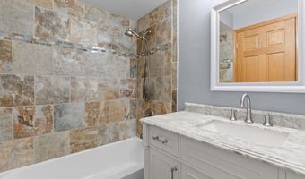 1330 N BRIARCLIFF Dr, Appleton, WI 54915