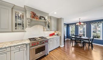 302 Fox Hollow Woods Dr, Ballwin, MO 63021