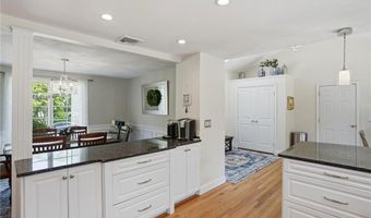 34 Brooks Farm Dr, Bristol, RI 02809
