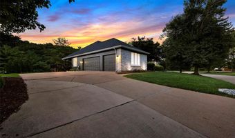 924 Forest Lake Ct, Ballwin, MO 63021