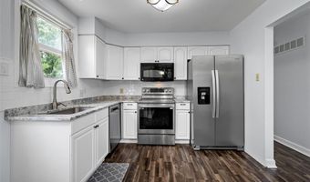 243 Dennison Dr, Ballwin, MO 63021