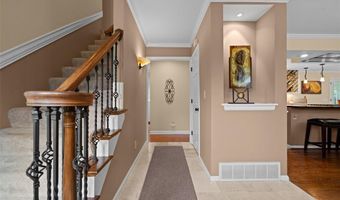 21 Meadowbrook Country Club Est, Ballwin, MO 63011