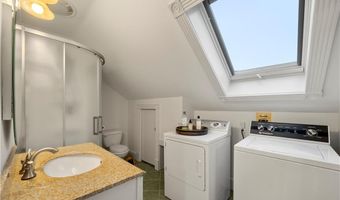 35 Marsh St, Newport, RI 02840