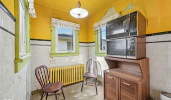327 E 37th St, Anderson, IN 46013