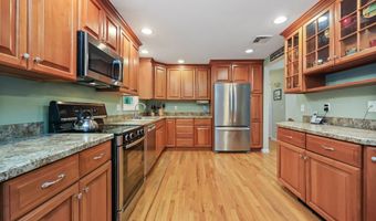 8 Brookview Ct, Bethel, CT 06801