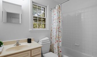 8223 TREEBROOKE Ln, Alexandria, VA 22308