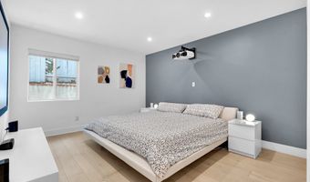 3843 Hayvenhurst Ave, Encino, CA 91436