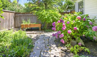 237 B St, Ashland, OR 97520
