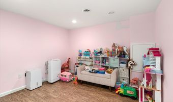 4 Twain Dr, Allentown, NJ 08501